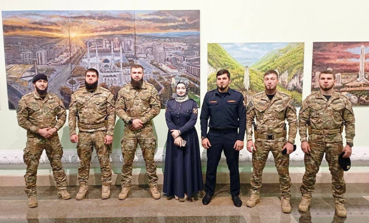 Росгвардейцы посетили открытие выставки художника Зилавди Яшуркаева в Грозном