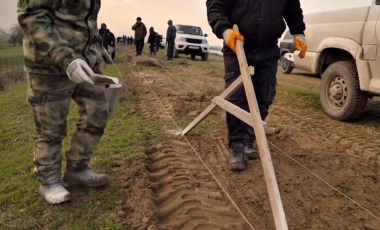 В Капустинском водохранилище ведутся работы по обустройству ограждения и укреплению дамбы