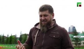 Глава ЧР с семьей собирают урожай в собственном огороде